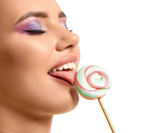 Jovem Mulher Comendo Pirulito Doce Fundo Branco — Fotografia de Stock