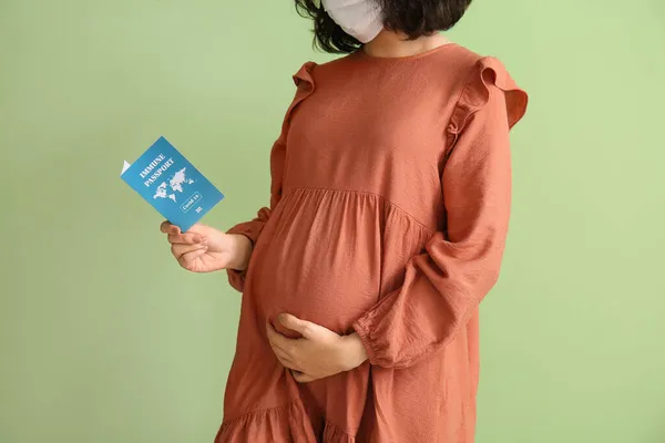 Mujer Embarazada Joven Máscara Médica Con Pasaporte Inmune Sobre Fondo — Foto de Stock