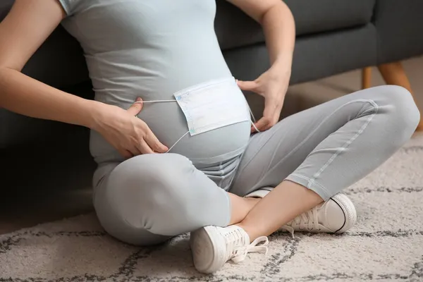 Young Pregnant Woman Medical Mask Home — Stock Photo, Image