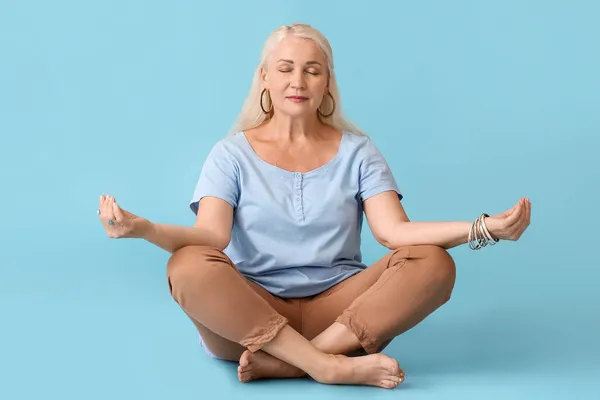 Mature Woman Practicing Yoga Color Background — Stock Photo, Image