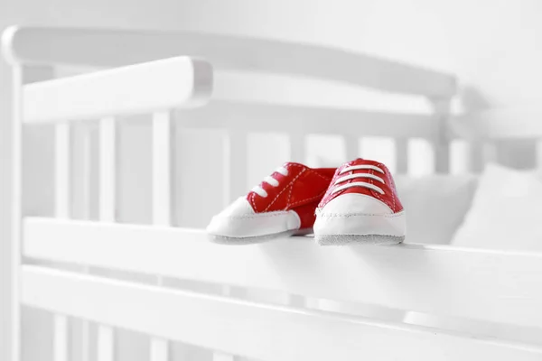 Beyaz Karyolada Şirin Bebek Ayakkabıları — Stok fotoğraf