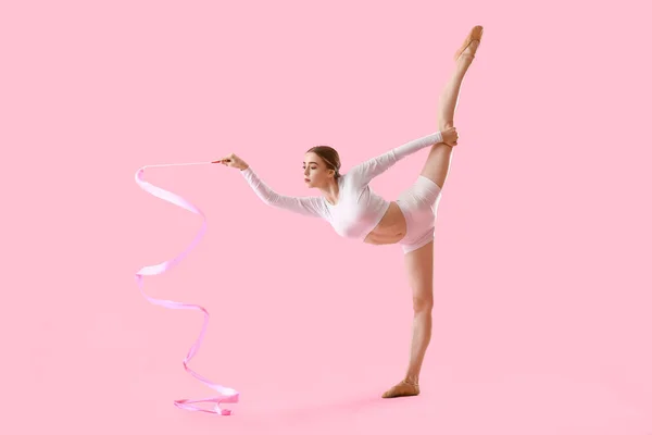 Mooie Jonge Vrouw Doen Gymnastiek Met Lint Kleur Achtergrond — Stockfoto