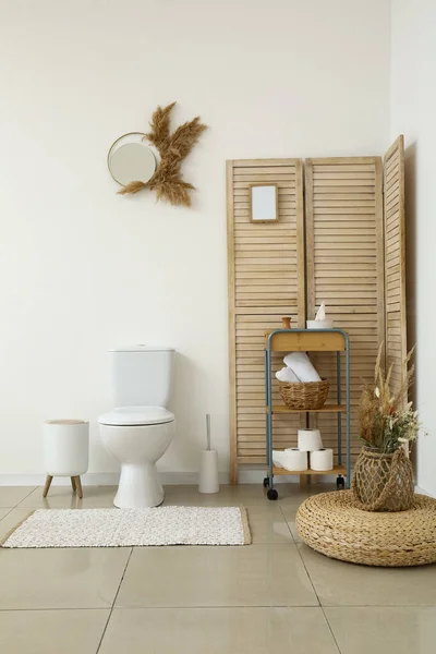 Interior Kamar Kecil Cahaya Dengan Toilet Mangkuk Dan Unit Rak — Stok Foto
