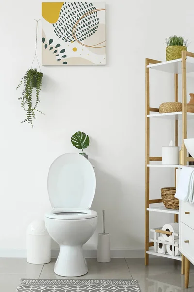 Innenraum Der Weißen Toilette Mit Toilettenschüssel Und Regal — Stockfoto