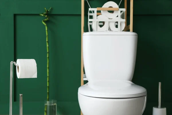 Унитаз Полки Возле Зеленой Стены Туалете — стоковое фото