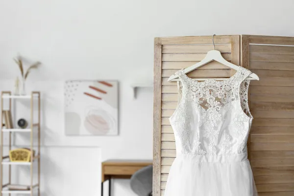 婚纱挂在房间的折叠式屏风上 — 图库照片