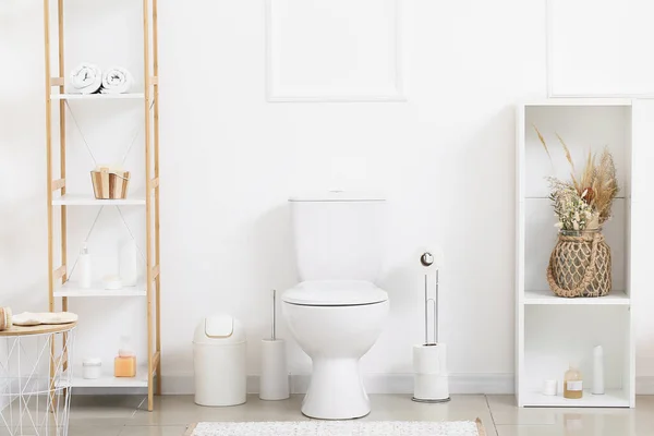 Interior Kamar Kecil Cahaya Dengan Toilet Mangkuk Pemegang Kertas Dan — Stok Foto