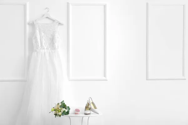Şık Ayakkabılar Yüzükler Masa Üzerinde Bir Buket Çiçek Beyaz Duvarda — Stok fotoğraf