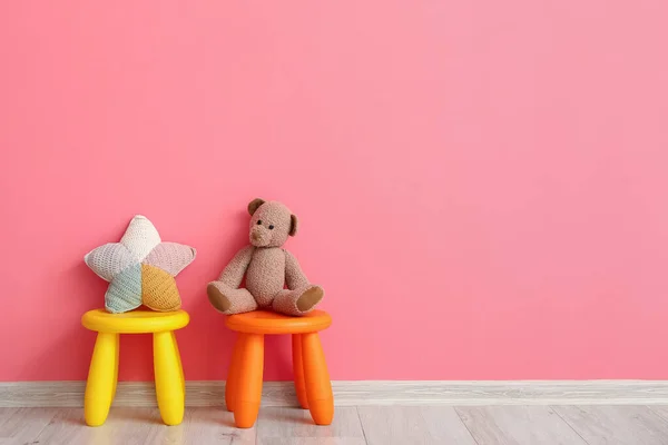 Odanın Duvarının Yanında Sevimli Oyuncakları Olan Çocuk Tabureleri — Stok fotoğraf