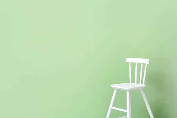 Weißer Stuhl Auf Grünem Hintergrund — Stockfoto