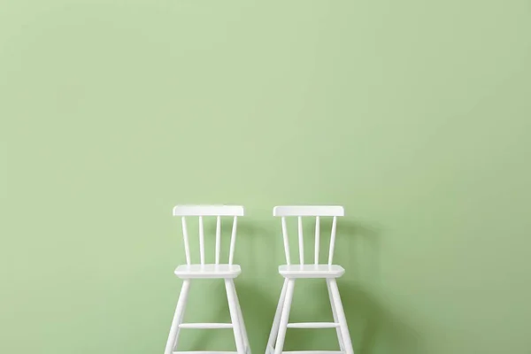 緑の背景の子供のための白い椅子 — ストック写真