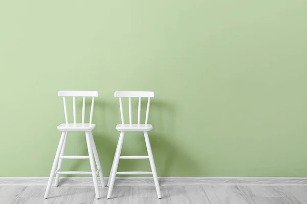 Weiße Stühle Für Kinder Der Nähe Der Grünen Wand — Stockfoto