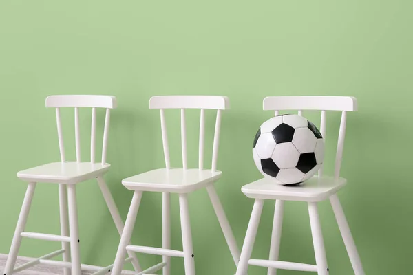 Białe Krzesła Piłką Nożną Tle Koloru — Zdjęcie stockowe