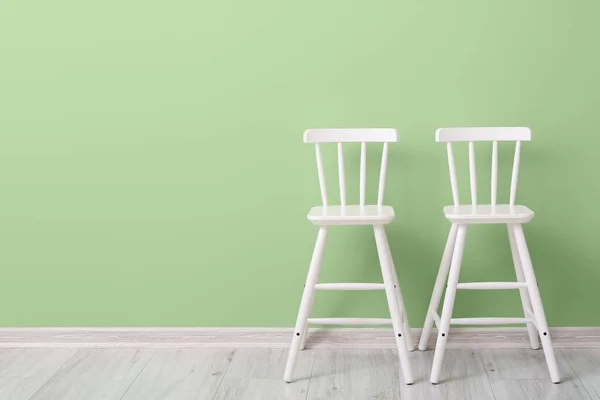 緑の壁の近くの子供のための白い椅子 — ストック写真