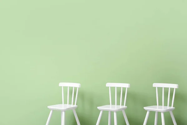 緑の背景の子供のための白い椅子 — ストック写真