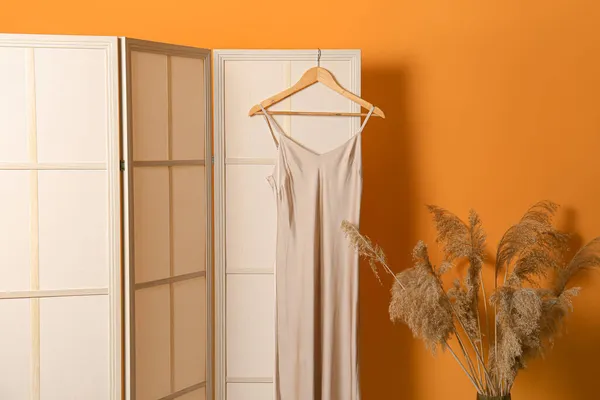Składany Ekran Sukienką Trawą Pampas Pobliżu Pomarańczowej Ściany — Zdjęcie stockowe