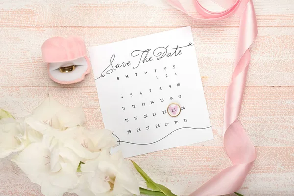 Bela Composição Com Calendário Casamento Mesa — Fotografia de Stock