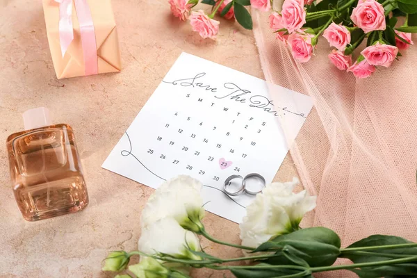 Bela Composição Com Calendário Casamento Mesa — Fotografia de Stock