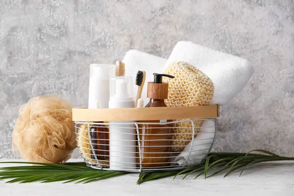 Basket Bath Supplies Sponge Towel Palm Leaf Table Grunge Wall — Stock Photo, Image