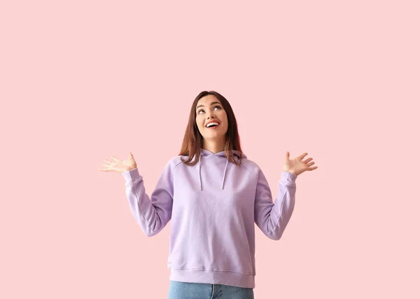 Surprised Young Woman Stylish Hoodie Color Background — Stock Photo, Image