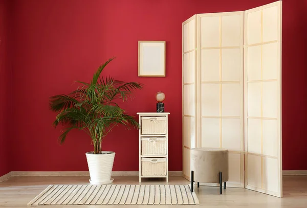 Elegante Pantalla Plegable Planta Interior Cerca Pared Roja — Foto de Stock