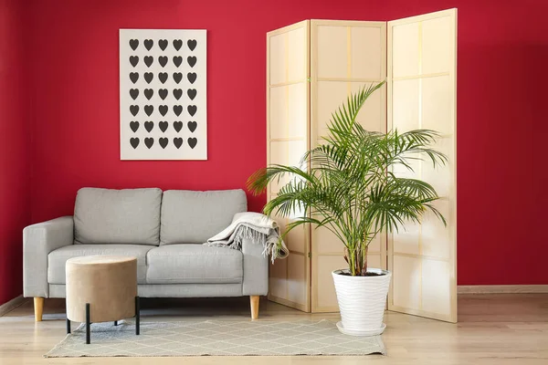 Elegante Interior Con Sofá Pantalla Plegable Cerca Pared Roja — Foto de Stock