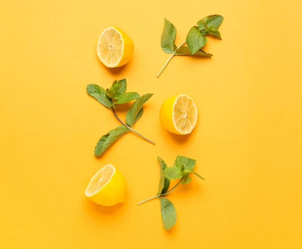 Fresh Mint Cut Lemon Color Background — Stock Photo, Image