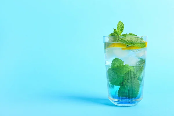 Glas Koud Water Met Munt Citroen Kleur Achtergrond — Stockfoto