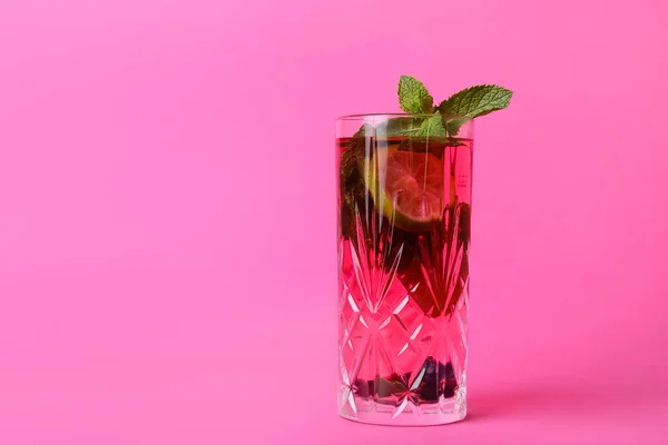 Glas Lekkere Cocktail Met Limoen Munt Kleur Achtergrond — Stockfoto