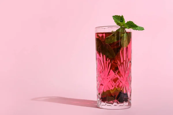 Glas Leckerer Cocktail Auf Rosa Hintergrund — Stockfoto
