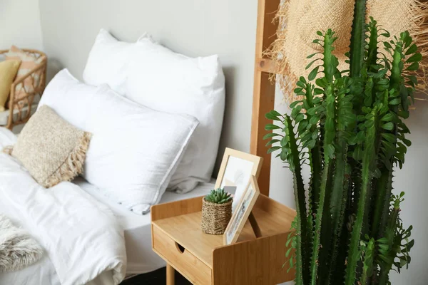薄い部屋のフレームと緑のサボテンとベッドサイドテーブル — ストック写真
