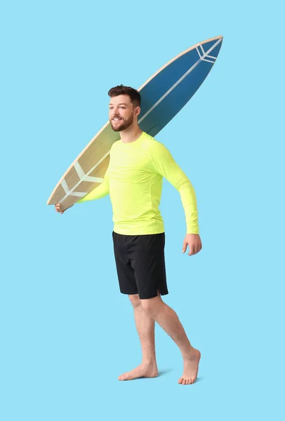 Knappe Man Met Baard Surfplank Blauwe Achtergrond — Stockfoto