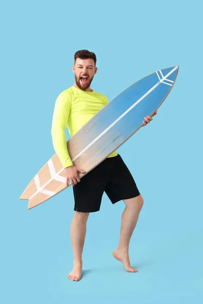 Emocional Jovem Barbudo Homem Com Prancha Surf Fundo Azul — Fotografia de Stock