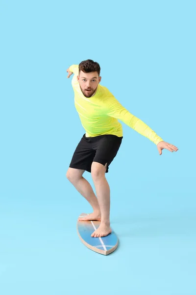 Hombre Barbudo Guapo Con Tabla Surf Sobre Fondo Azul — Foto de Stock