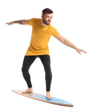 Beyaz arka planda sörf tahtası olan yakışıklı sakallı adam.