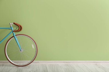 Yeşil duvarın yanında şık bir bisiklet