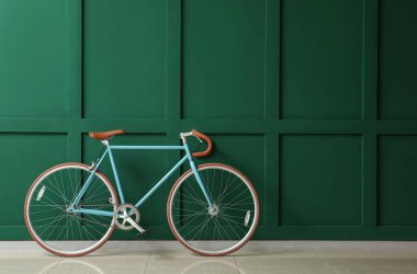Yeşil duvarın yanında şık bir bisiklet