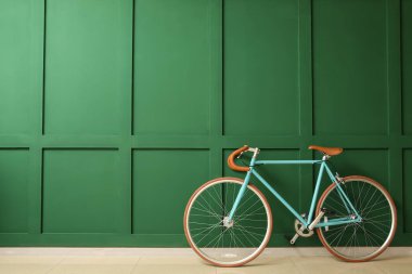 Yeşil duvarın yanında şık bir bisiklet