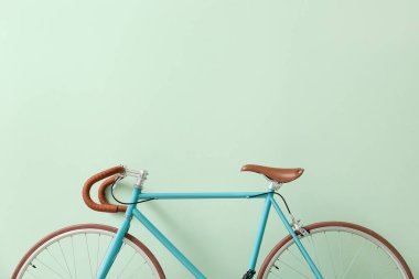 Yeşil duvarın yanında şık bir bisiklet
