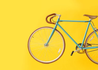 Sarı arka planda şık bisiklet