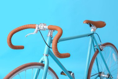 Mavi arka planda modern bisiklet, yakın plan