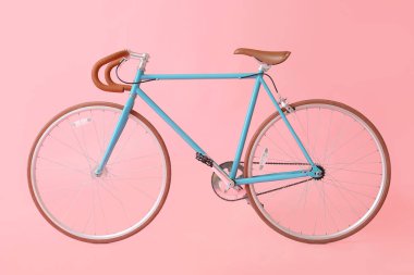 Pembe arka planda modern bisiklet