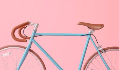 Pembe arka planda modern bisiklet