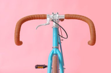 Pembe arka planda modern bisiklet, yakın plan