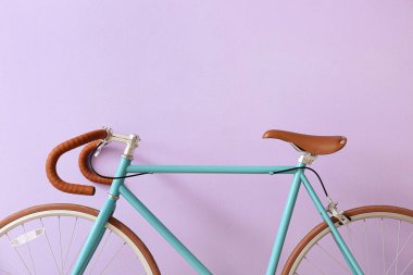 Leylak duvarının yanında modern bisiklet