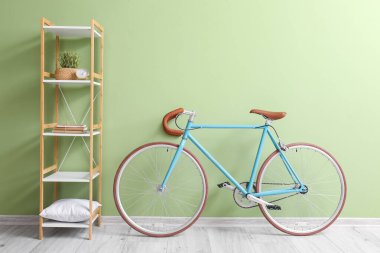 Yeşil duvarın yanında modern bisiklet ve raf ünitesi