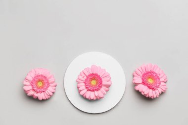 Gri arka planda güzel Gerbera çiçekleri ve kartı olan kompozisyon