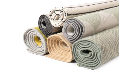 Beyaz halılar üzerinde ayrı ayrı serilmiş.