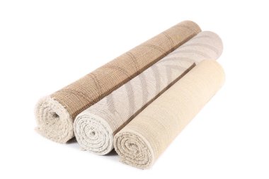 Beyaz halılar üzerinde ayrı ayrı serilmiş.