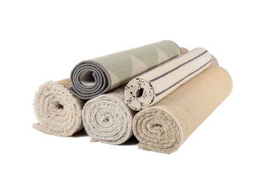 Beyaz halılar üzerinde ayrı ayrı serilmiş.